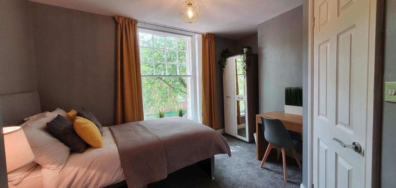 Darwin Stays - Service Accommodation In Newcastle Under Lyme City Centre Extérieur photo