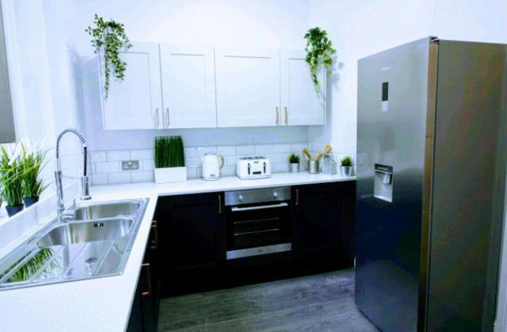 Darwin Stays - Service Accommodation In Newcastle Under Lyme City Centre Extérieur photo