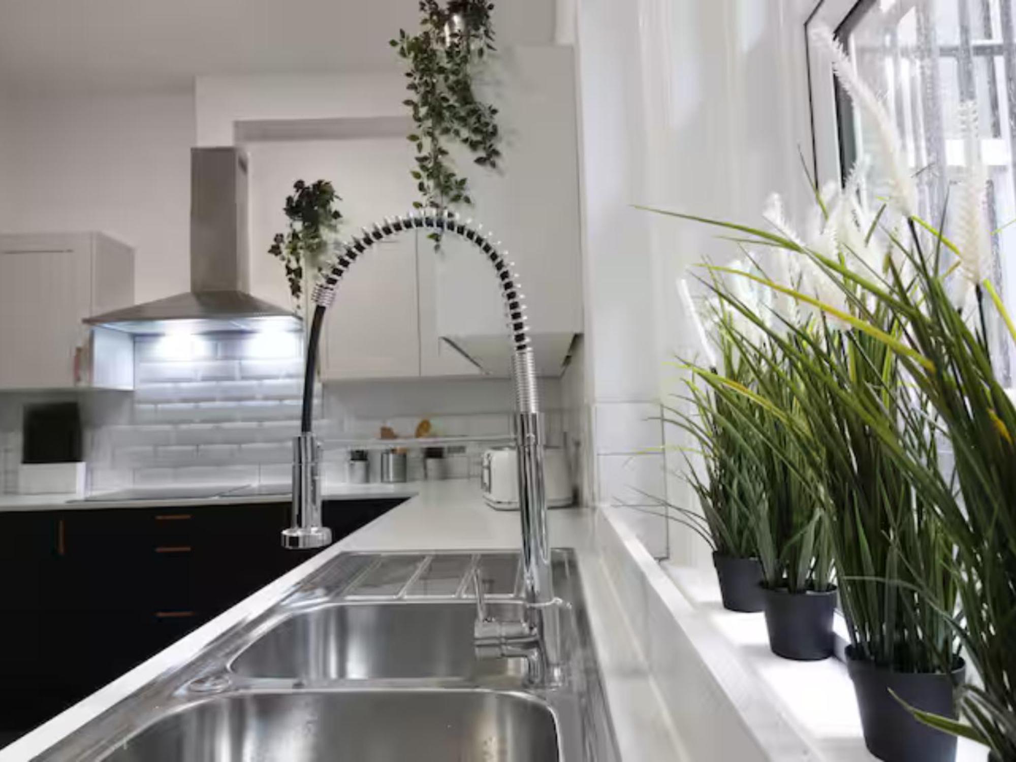 Darwin Stays - Service Accommodation In Newcastle Under Lyme City Centre Extérieur photo