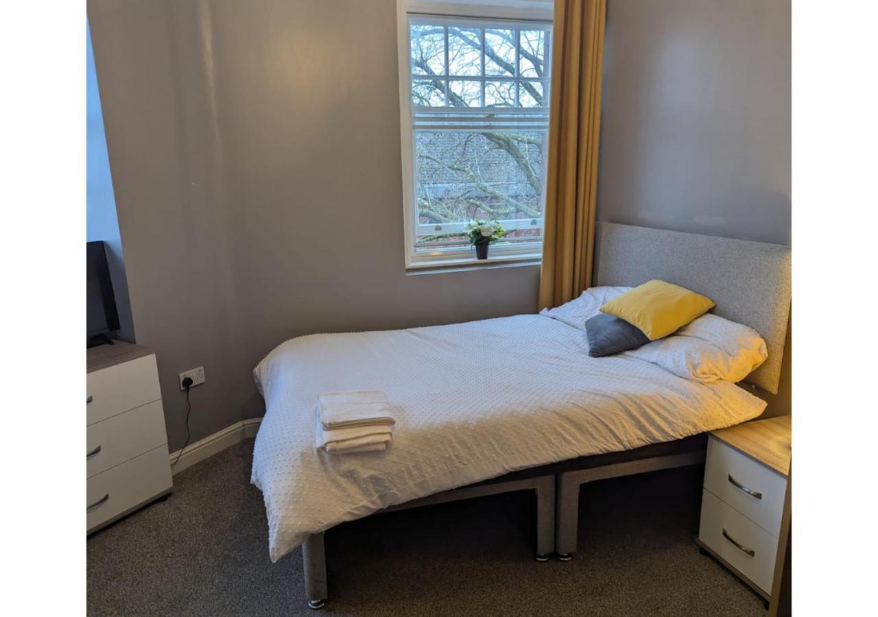 Darwin Stays - Service Accommodation In Newcastle Under Lyme City Centre Extérieur photo