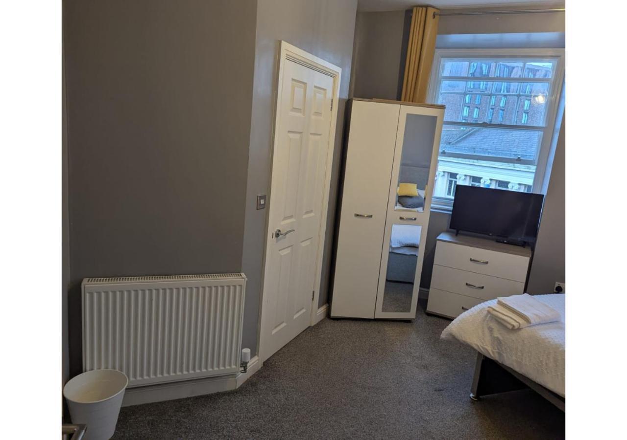 Darwin Stays - Service Accommodation In Newcastle Under Lyme City Centre Extérieur photo
