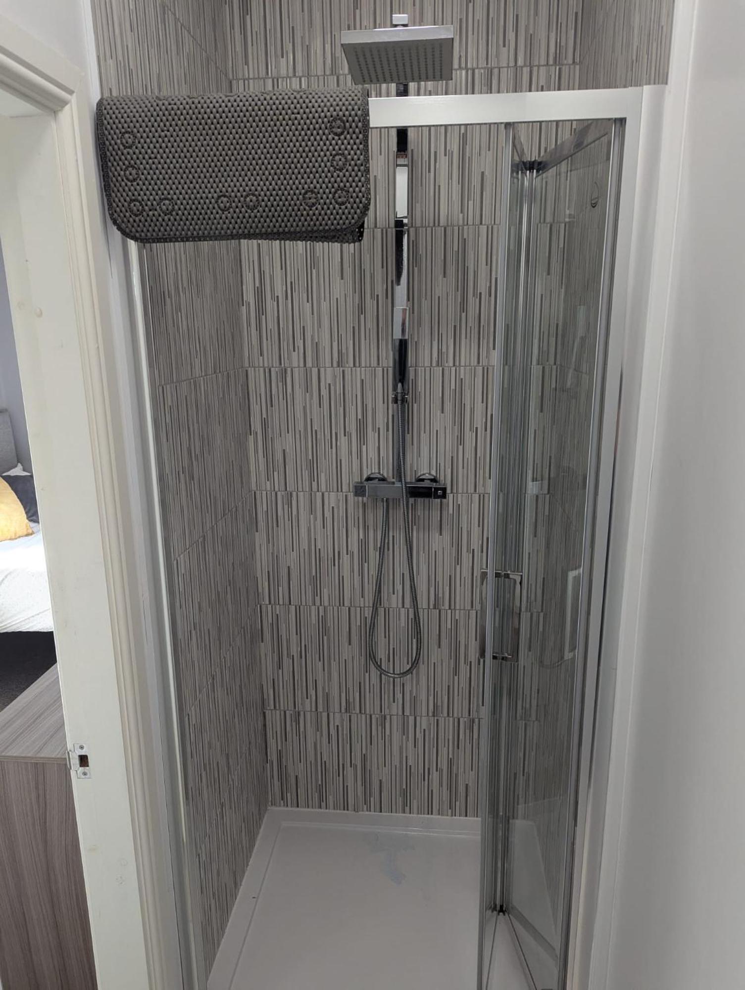 Darwin Stays - Service Accommodation In Newcastle Under Lyme City Centre Extérieur photo